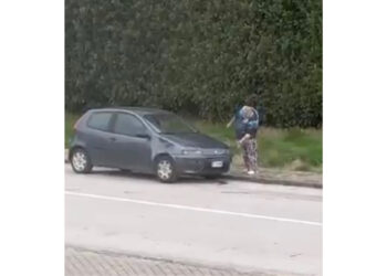 Grottaminarda(Av)  Uomo armato di martello scende in strada e colpisce una vettura parcheggiata