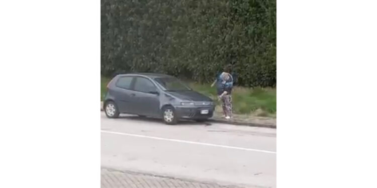 Grottaminarda(Av)  Uomo armato di martello scende in strada e colpisce una vettura parcheggiata