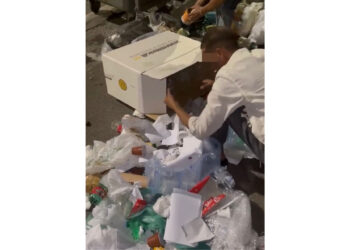 Derubato dei suoi averi rovista tra i rifiuti. Aiutato da Pino Grazioli