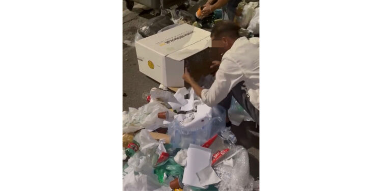 Derubato dei suoi averi rovista tra i rifiuti. Aiutato da Pino Grazioli