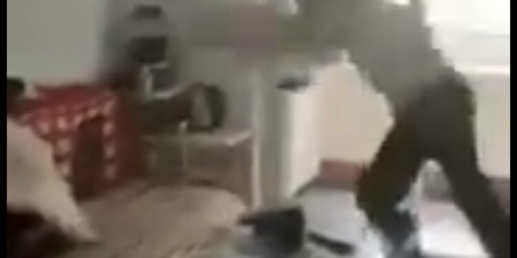 Video shock, papà lancia il suo bambino in preda a un raptus