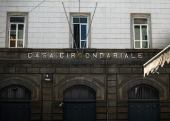 Poggioreale, detenuto aggredisce agente