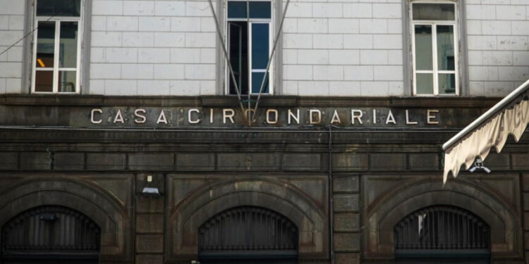 Poggioreale, detenuto aggredisce agente