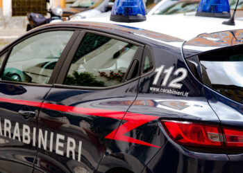 Marito accoltella la moglie e poi esce di casa