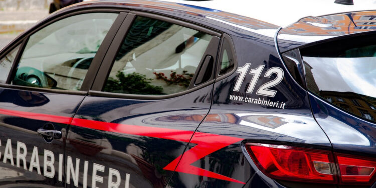 Marito accoltella la moglie e poi esce di casa