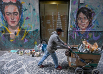 Un murales nel centro storico di Napoli dedicato a donne coraggiose