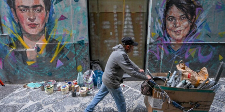 Un murales nel centro storico di Napoli dedicato a donne coraggiose