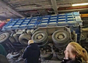 Attimi di terrore sul traghetto per Ischia: Un’onda anomala fa rovesciare due camion nella stiva