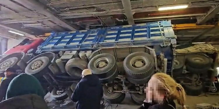 Attimi di terrore sul traghetto per Ischia: Un’onda anomala fa rovesciare due camion nella stiva