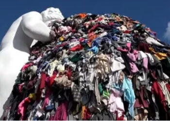 Torna in piazza a Napoli la Venere degli stracci