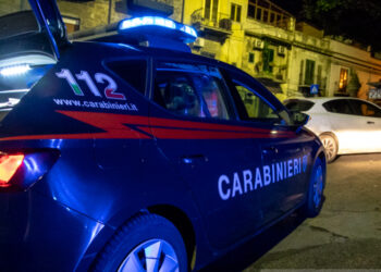 Giugliano in Campania, colpi d’arma da fuoco fuori da un supermercato. Ferito un uomo