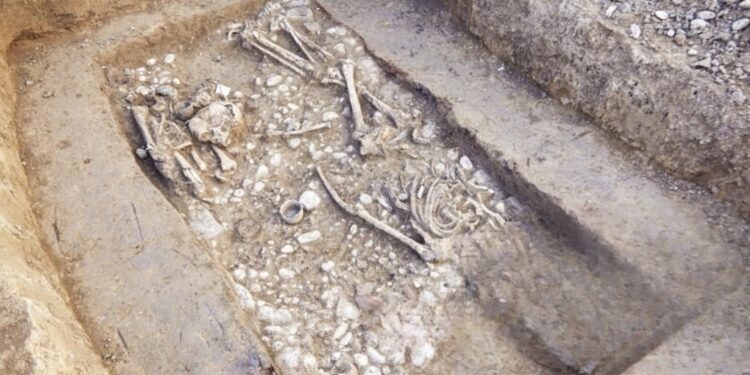 RITROVATA UNA TOMBA CON REPERTI ARCHEOLOGICI ALL’ INGRESSO STAZIONE HIRPINIA