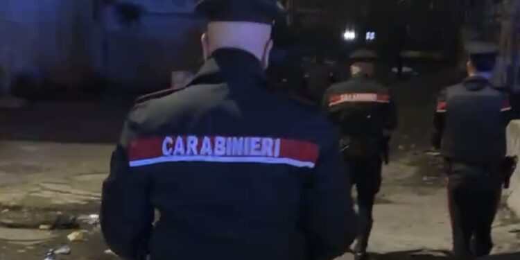 Uomo pericoloso armato avvicina il giornalista Pino Grazioli e poi scappa. Scatta la caccia all’uomo