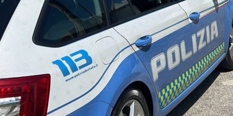 A piedi in autostrada, travolto e ucciso da un tir