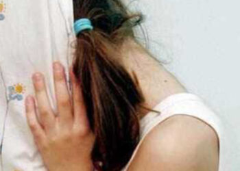 Incinta a 13 anni per continui stupri da parte del padre