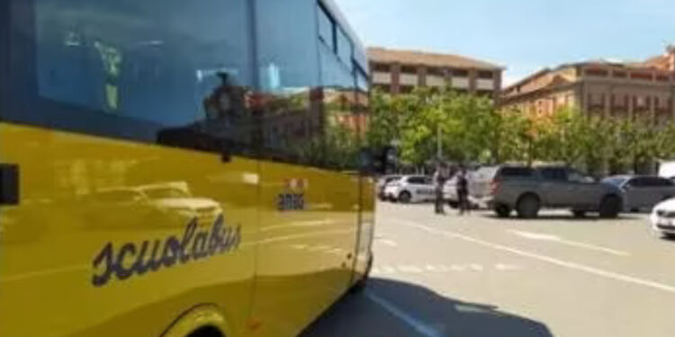 Dimenticata sul sedile dello scuolabus, disavventura per una bambina di 4 anni.