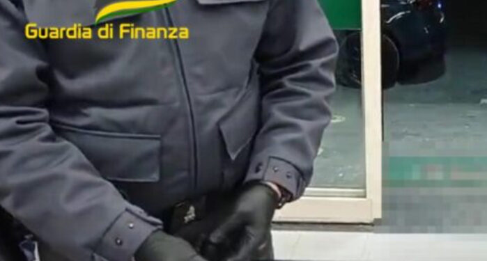 Rapina in un supermercato di Afragola, finanziere sventa la rapina