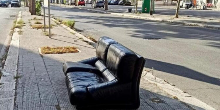 Si disfa dei vecchi divani ma la Polizia glieli restituisce con 10.000 euro di multa