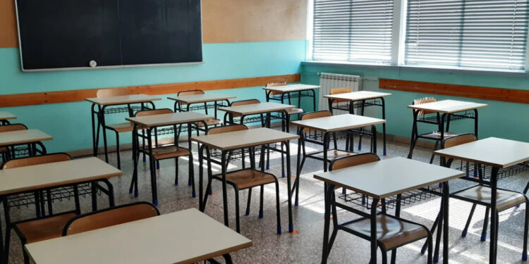 Malore per una 15enne, muore in classe davanti ai compagni