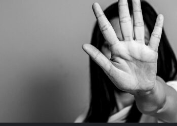 Doveva convertirsi all’Islam, diciannovenne picchiata dal compagno