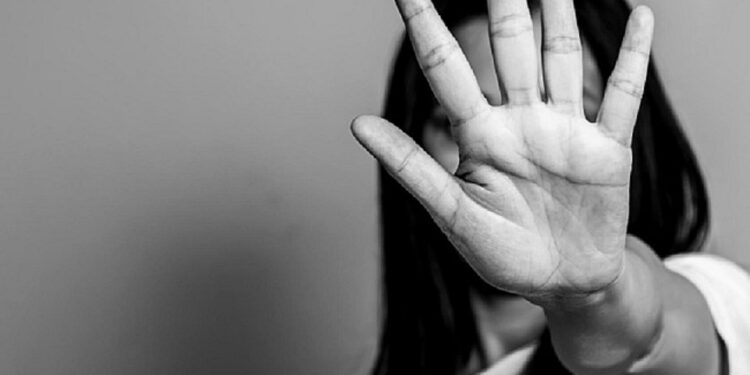 Doveva convertirsi all’Islam, diciannovenne picchiata dal compagno