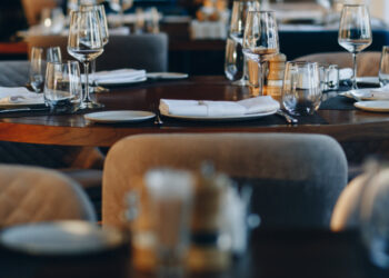 Chiedono di non essere serviti dal cameriere africano, il titolare denuncia il gesto sui social