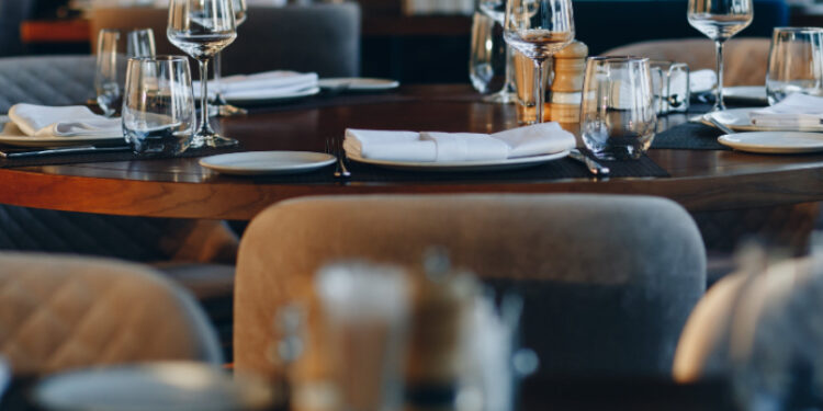 Chiedono di non essere serviti dal cameriere africano, il titolare denuncia il gesto sui social