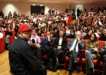 Geolier accolto tra gli applausi degli studenti all’università Federico II