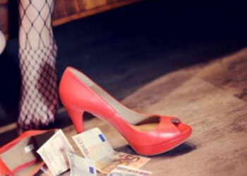 “Vieni con me in vacanza in Italia” ma poi la costringe a prostituirsi