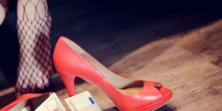 “Vieni con me in vacanza in Italia” ma poi la costringe a prostituirsi