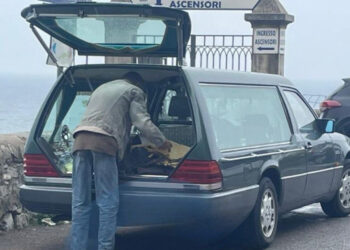 CARRO FUNEBRE TRASFORMATO IN CAMPER PER LE VACANZE: AVVISTATO IN COSTIERA AMALFITANA