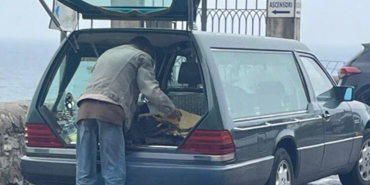 CARRO FUNEBRE TRASFORMATO IN CAMPER PER LE VACANZE: AVVISTATO IN COSTIERA AMALFITANA