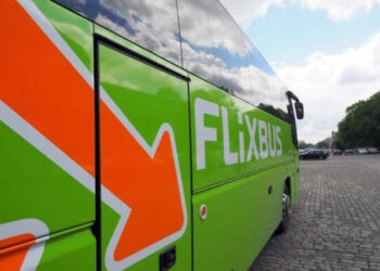 Pullman Flixbus sbanda e si ribalta, grave incidente in Germania