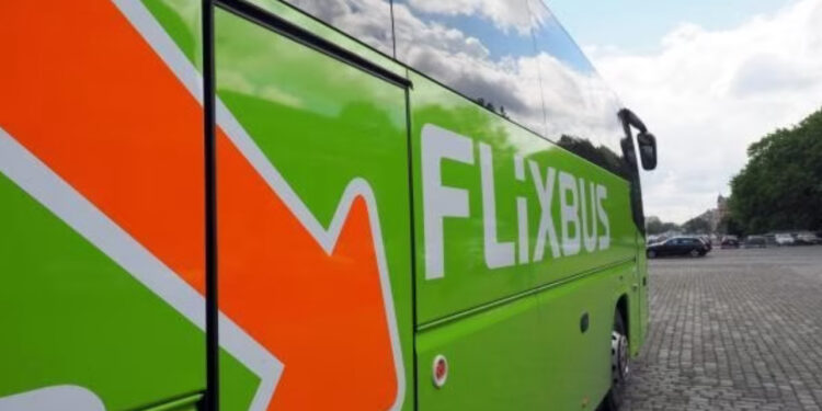 Pullman Flixbus sbanda e si ribalta, grave incidente in Germania