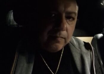 Non riesce a pagare le bollette di casa, chiede aiuto a Pino Grazioli che non si tira indietro