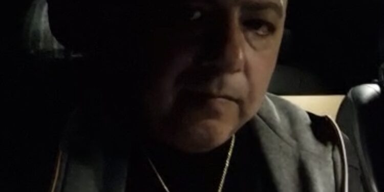 Non riesce a pagare le bollette di casa, chiede aiuto a Pino Grazioli che non si tira indietro