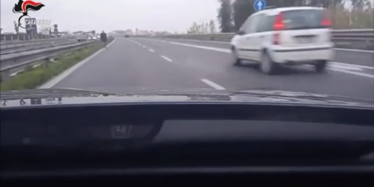 80enne a piedi sull’asse mediano, salvato dai Carabinieri