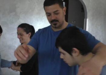 BIMBI AUTISTICI A SCUOLA SENZA UNA CLASSE, PARCHEGGIATI NEL CORRIDOIO: LA DENUNCIA DEI GENITORI DI ALESSIO E SIMONE DI ALTAVILLA