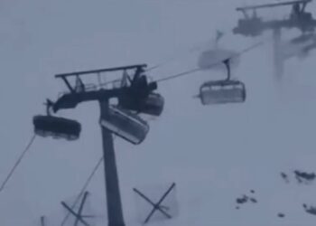 Cervinia, oscilla in modo spaventoso la seggiovia Cretaz in balia di forti raffiche di vento