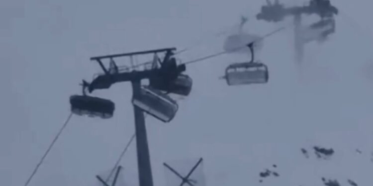 Cervinia, oscilla in modo spaventoso la seggiovia Cretaz in balia di forti raffiche di vento