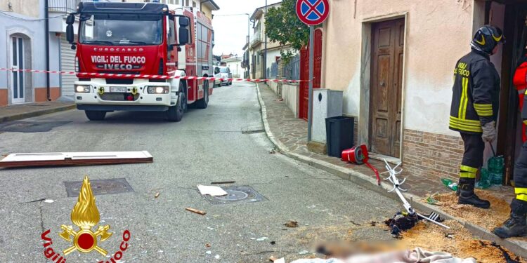 Bombola di gpl scoppia in casa, ferito gravemente un 23enne