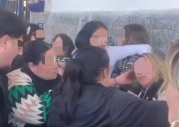 Sì picchiano davanti alla scuola, rissa tra madri