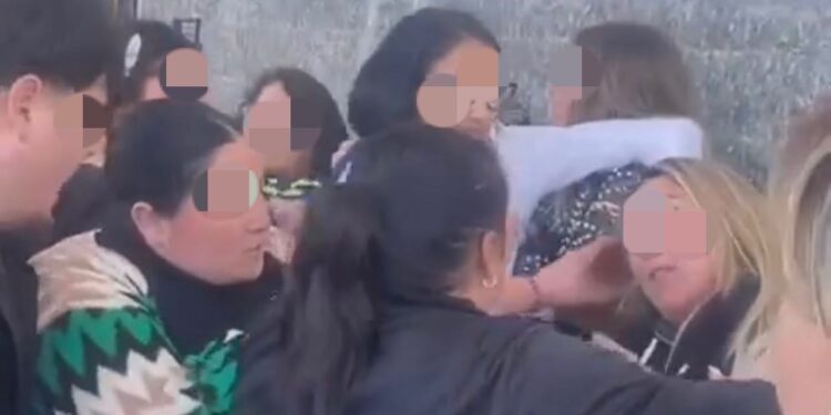 Sì picchiano davanti alla scuola, rissa tra madri