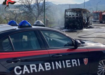 Pullman Air Campania prende fuoco nel parcheggio del capolinea