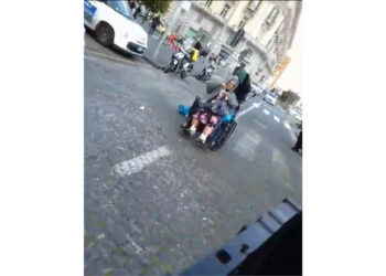 Roberto e la mamma: ancora per strada a Napoli, nonostante le difficoltà