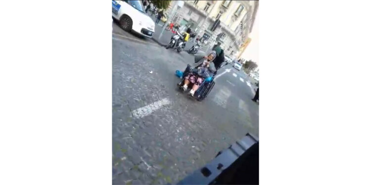 Roberto e la mamma: ancora per strada a Napoli, nonostante le difficoltà