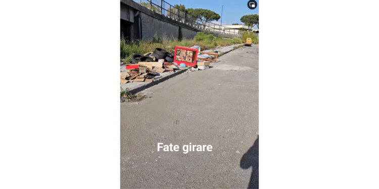 Il ritorno della discarica a cielo aperto: Pino Grazioli documenta la situazione