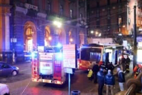 Tragedia a Napoli, muore schiacciato dalla ruota di un bus