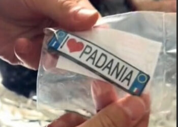 Apre l’uovo di Pasqua ma la sorpresa non è “gradita”