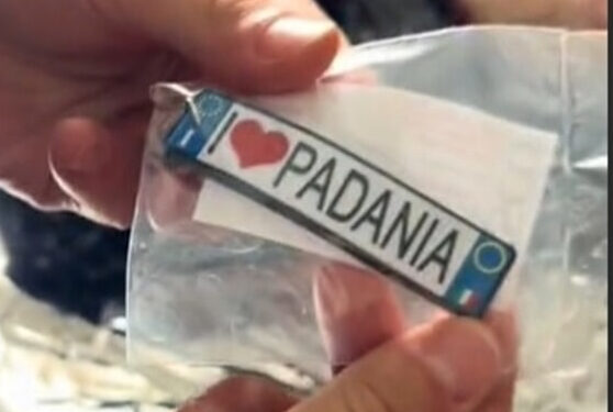 Apre l’uovo di Pasqua ma la sorpresa non è “gradita”